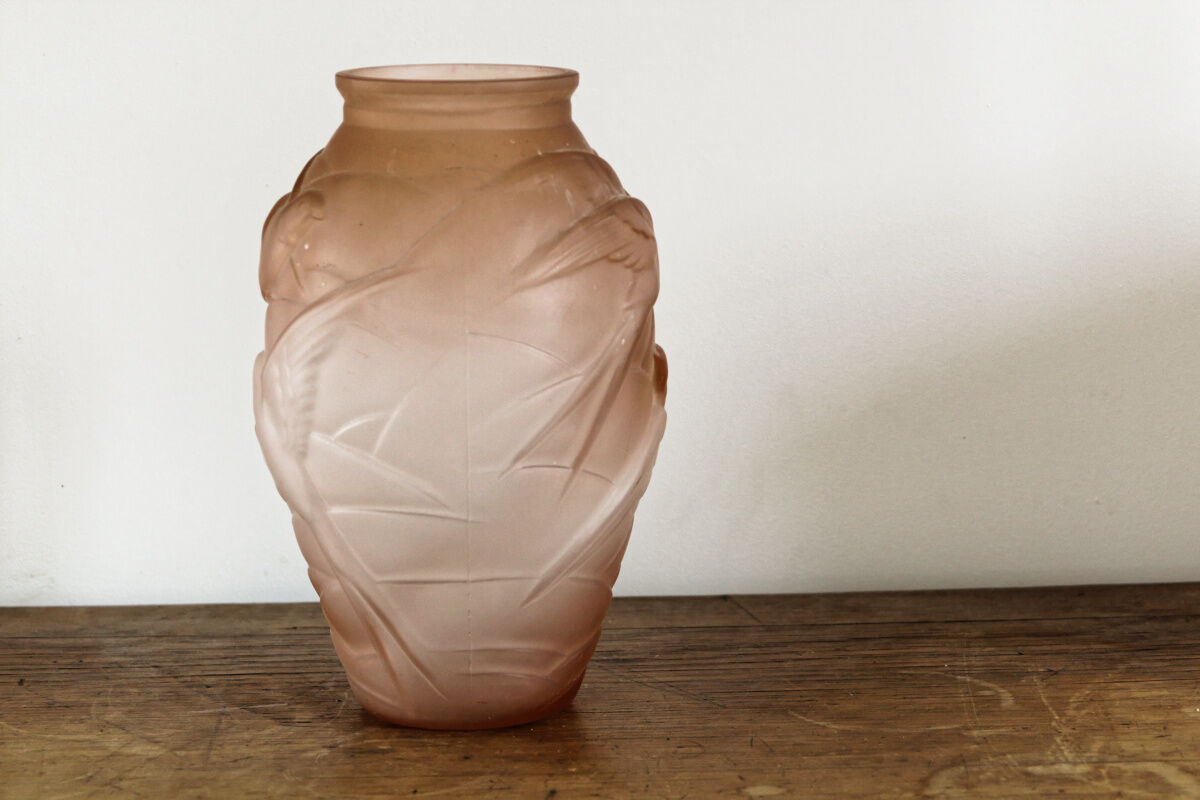 Vase en verre moulé art déco