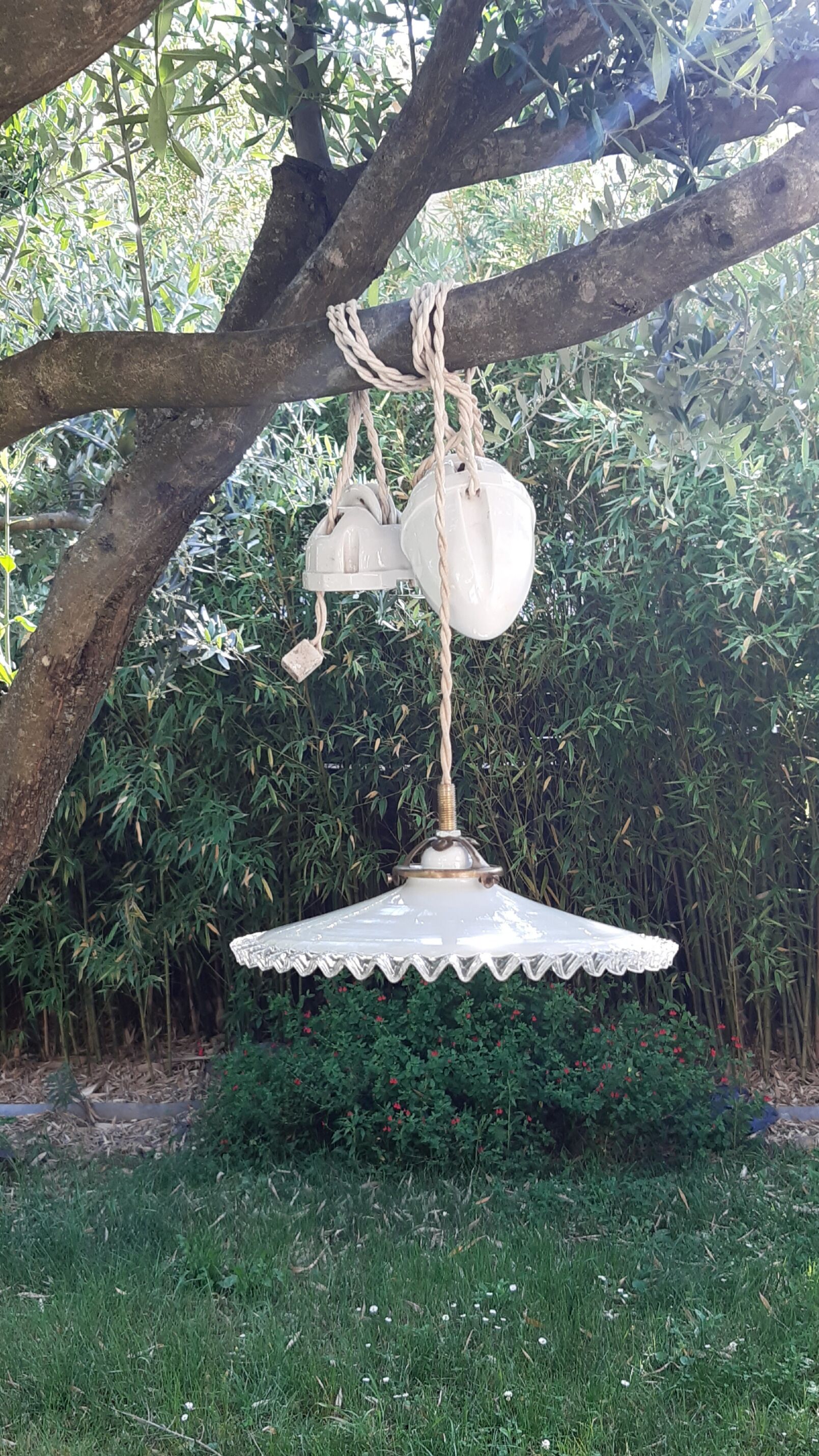 Goes up and down hanging lamp in opaline