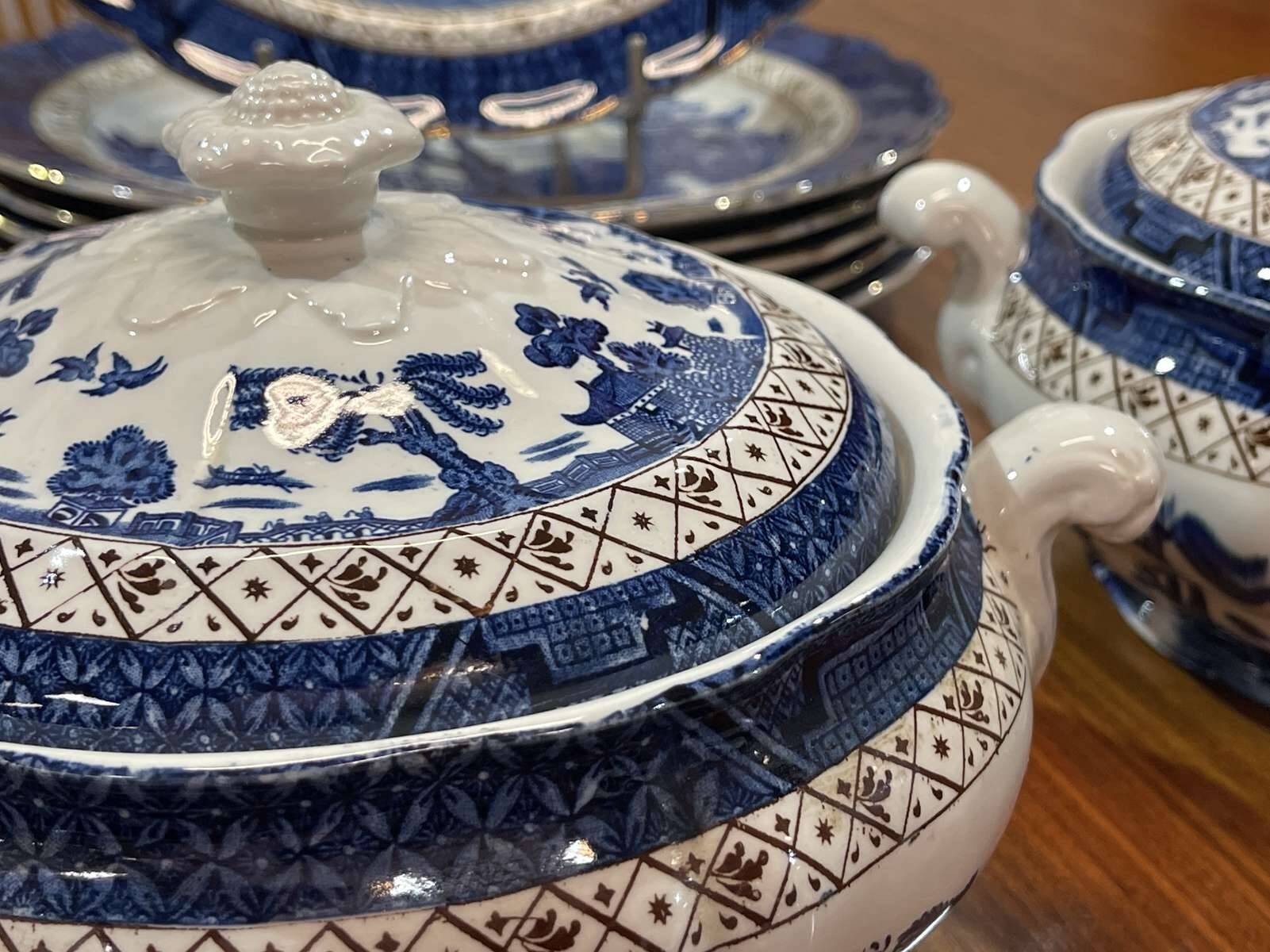 REAL OLD WILLOW English Porcelain Dinner Service - 27 pieces