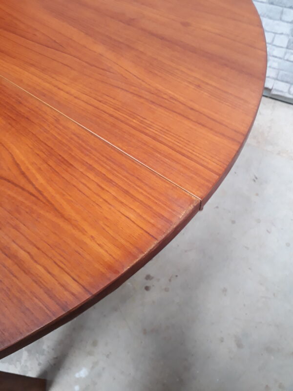 Table scandinave 1970  plaquage teck  ronde 110cm avec sa ralonge papillon 1,55cm