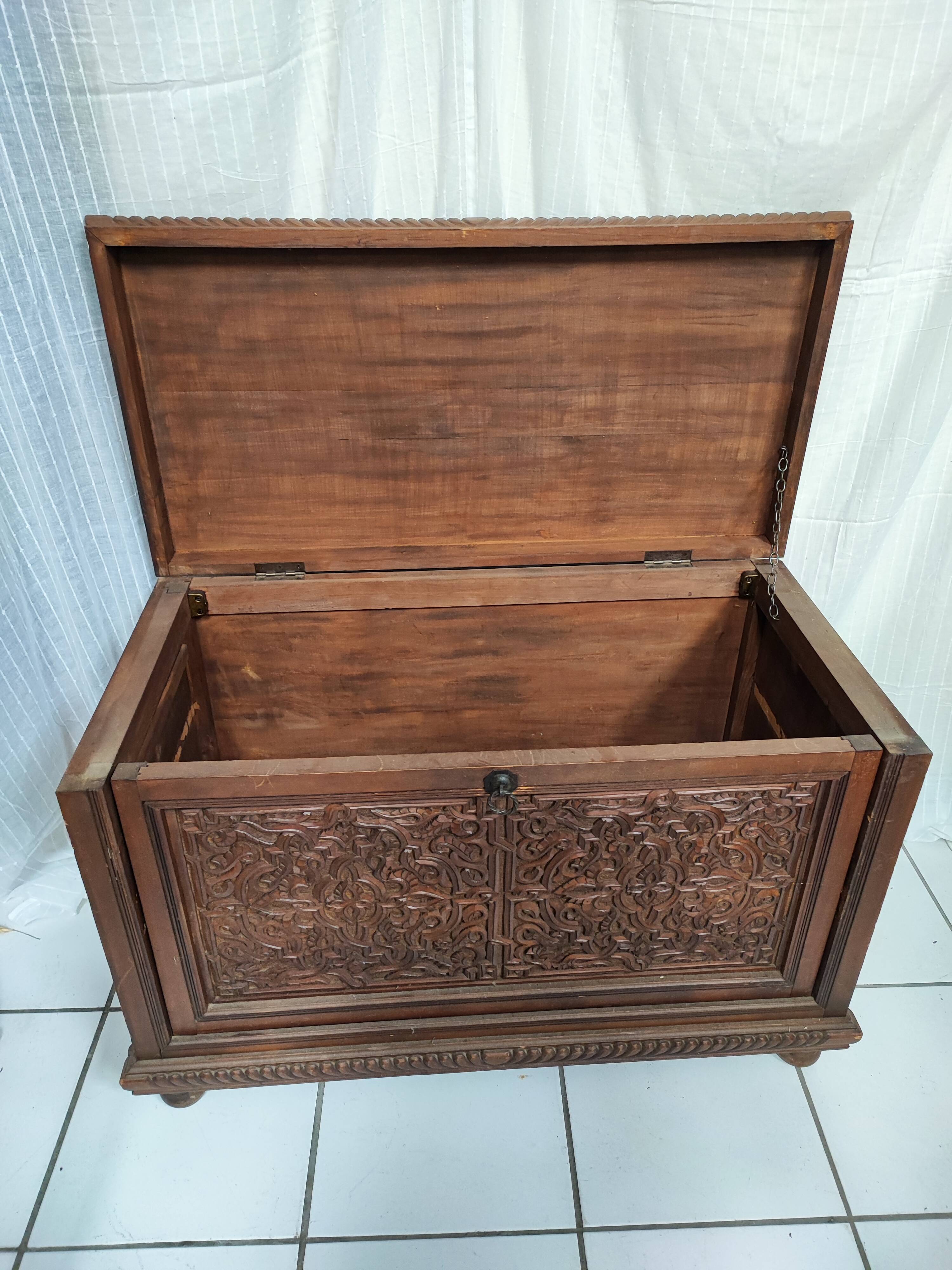 Ancien coffre en bois sculpté oriental