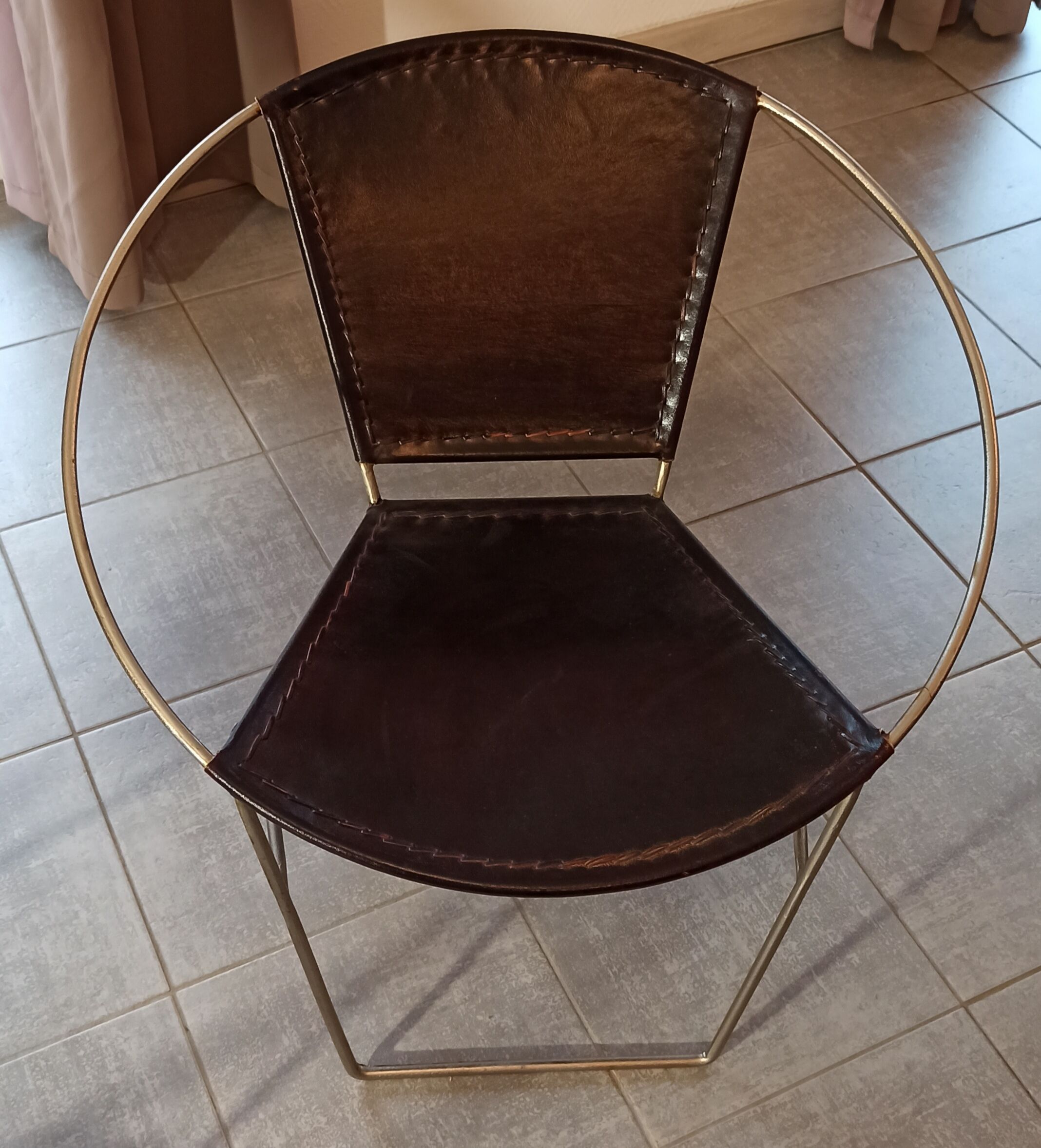 Paire de fauteuils en cuir marron foncé