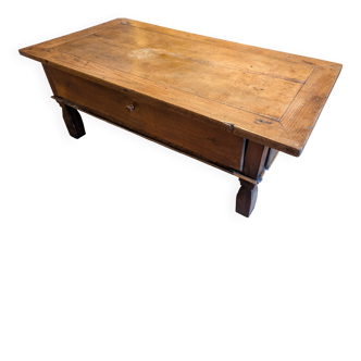 Solid oak coffee table in the style of a maie.