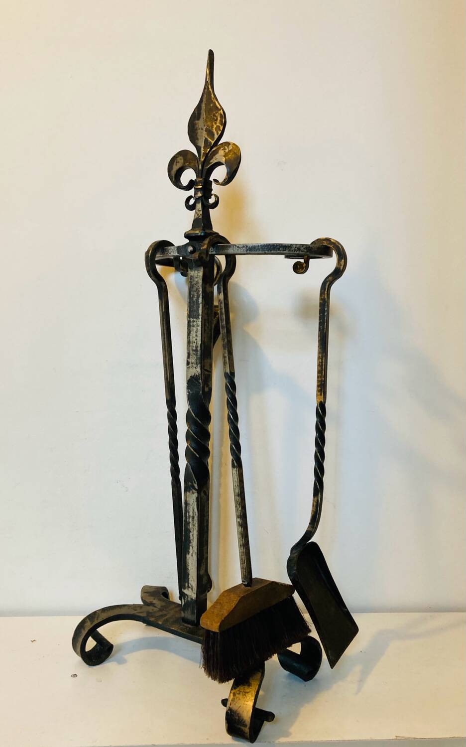 Accessoires de cheminée époque milieu XXe en fer forgé fleur de LYS