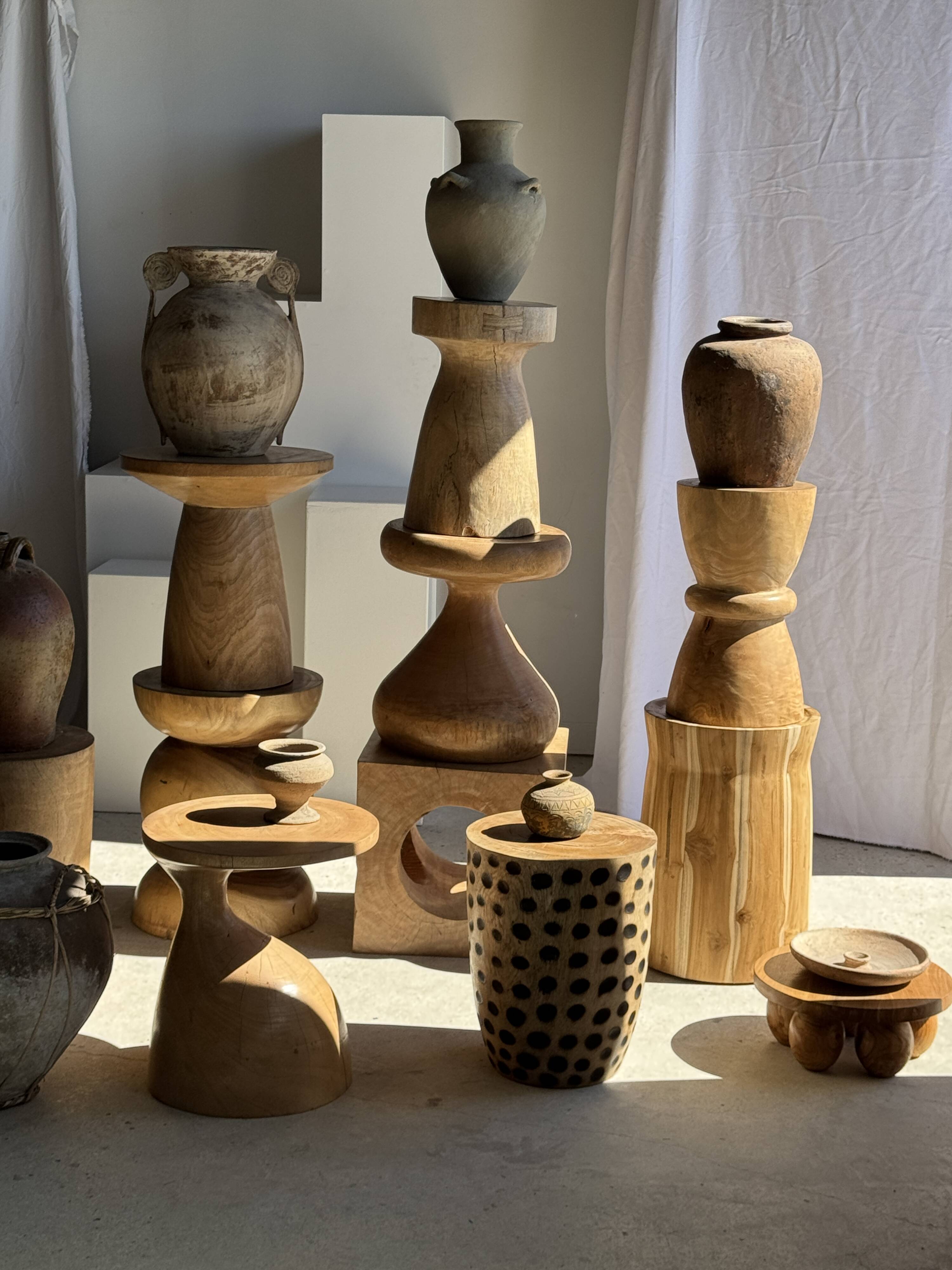 Grand pot en terre cuite gris et rouge à anses et croisillons en rotin H42