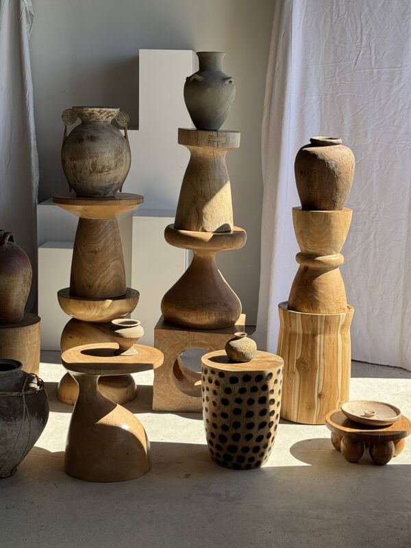 Grand pot en terre cuite gris et rouge à anses et croisillons en rotin H42