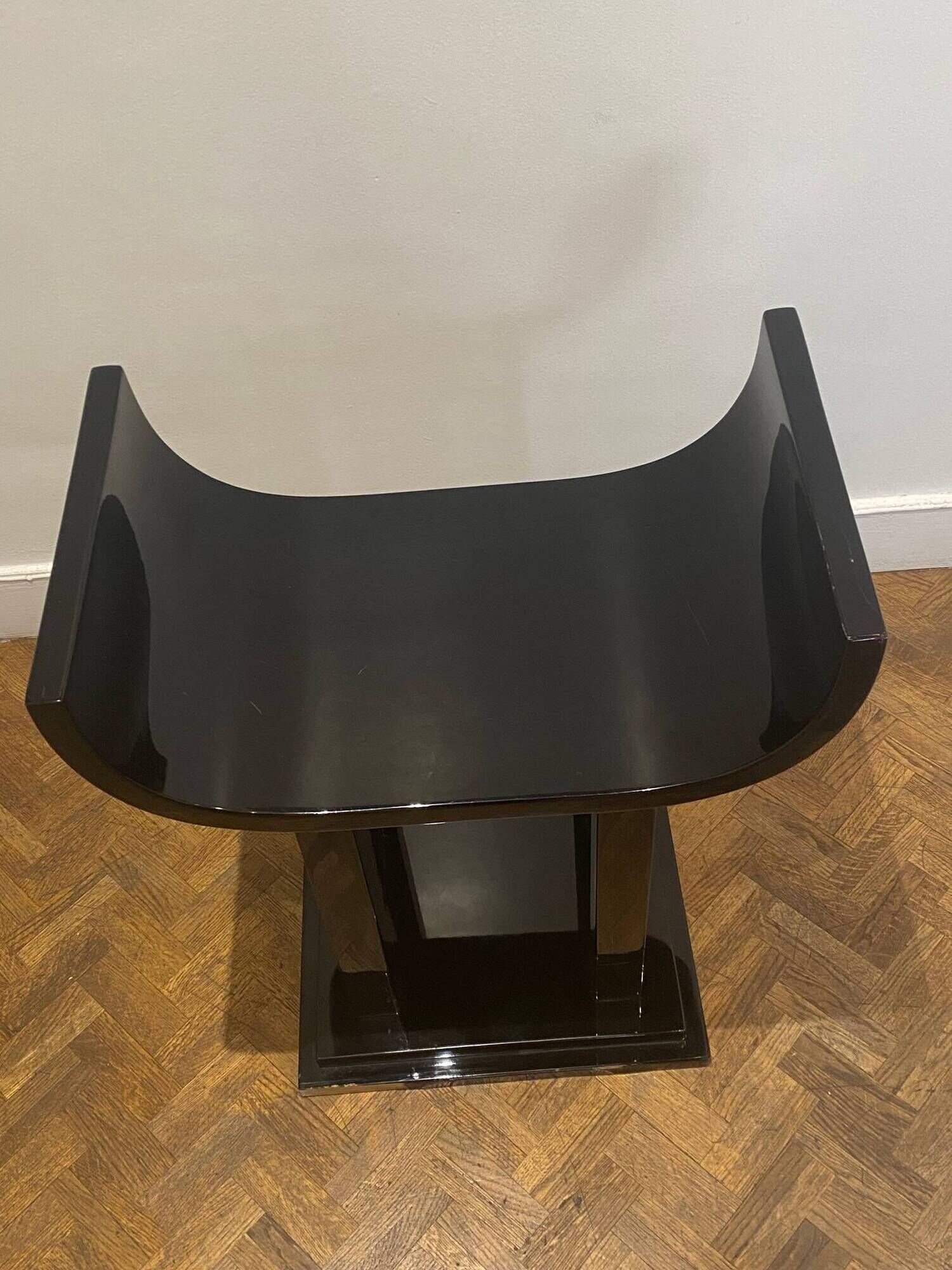 Gueridon or side table in black lacquer with curved lines, attributed to Roméo.
