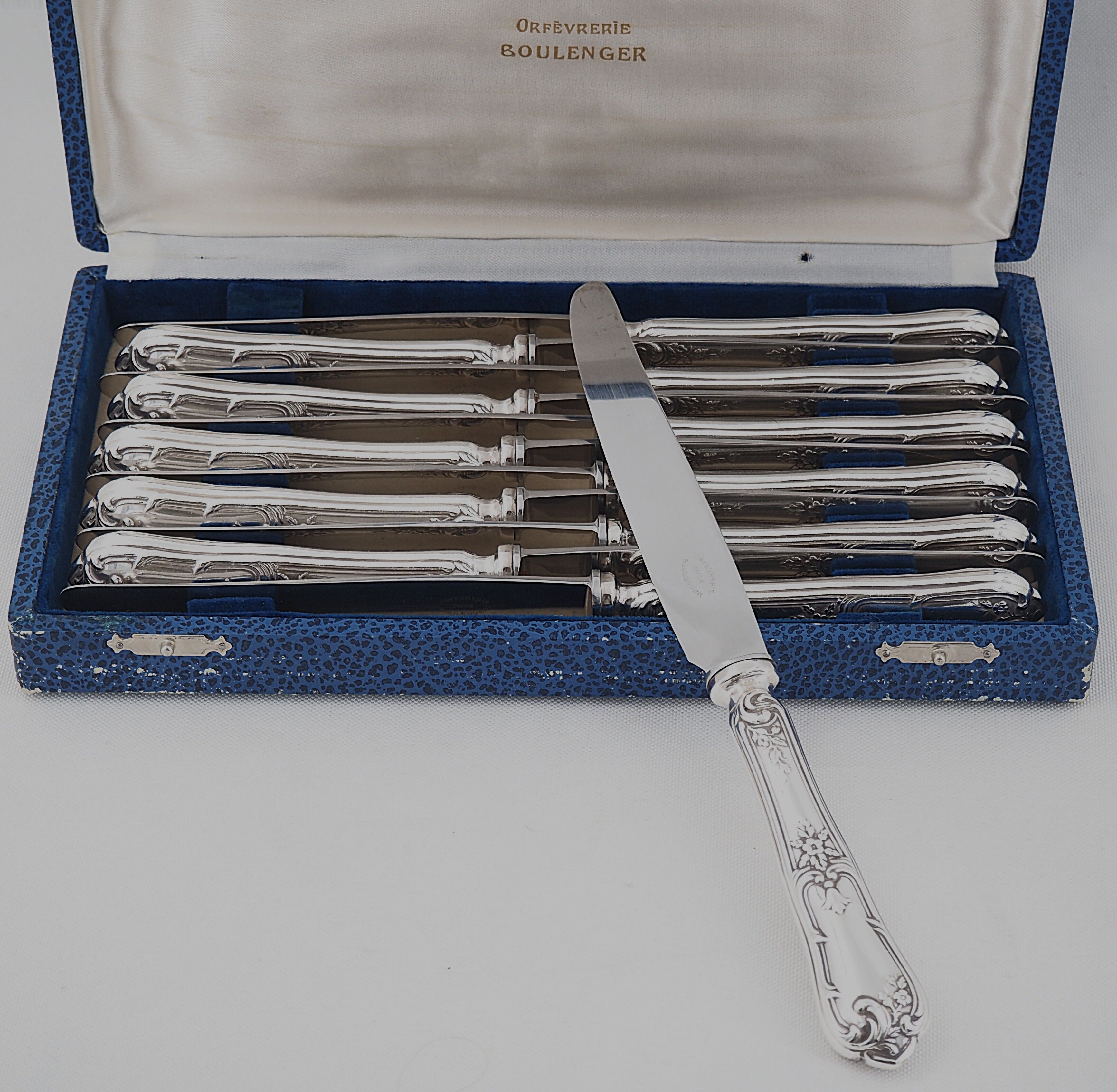 Boulenger Louis XV, 12 silver-plated table knives, excellent condition.