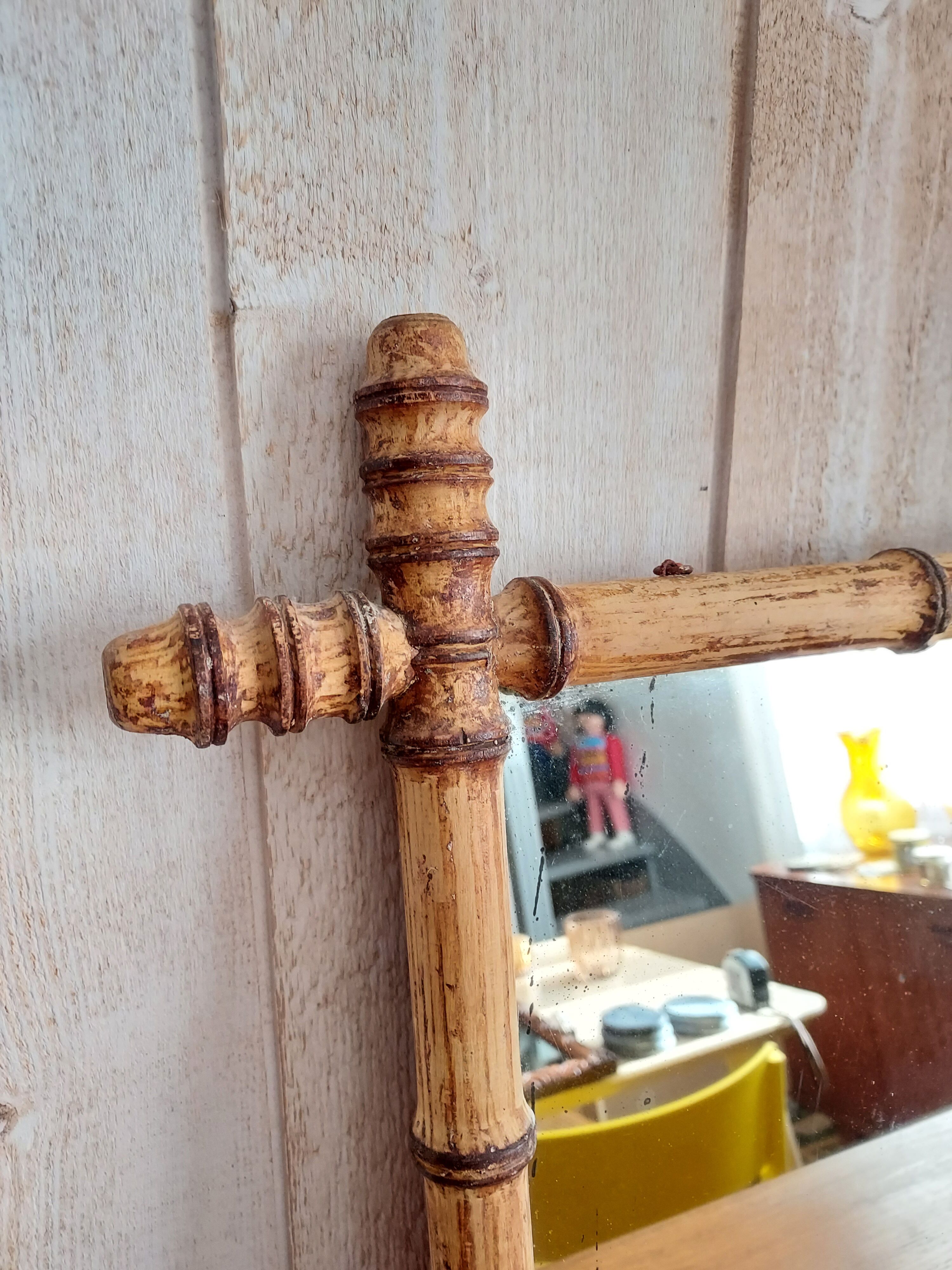 Mirror in turned wood