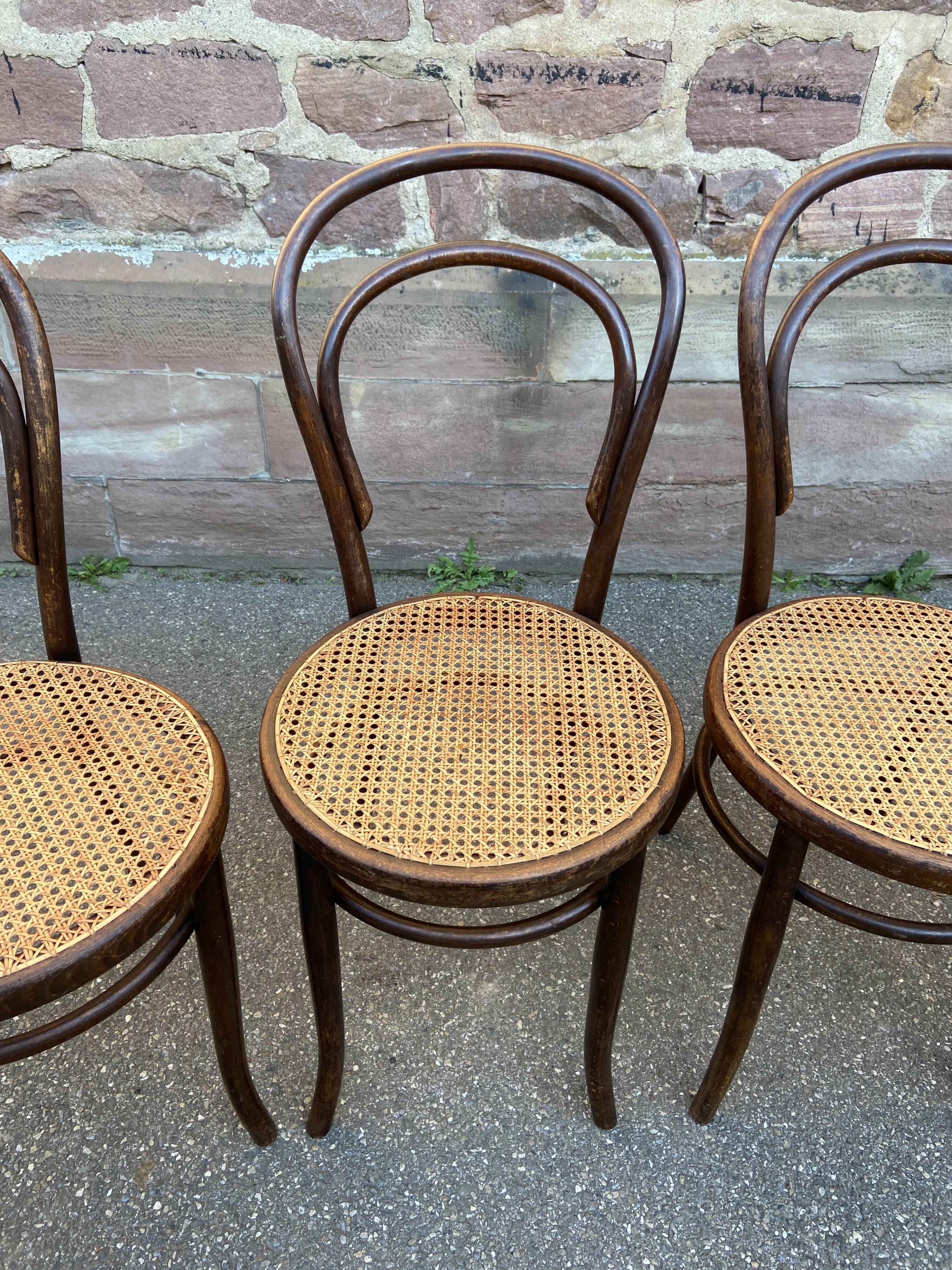 4 curved wood chairs Fischel Nr 14