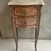 Table de chevet  style Louis XV en marqueterie et plateau m