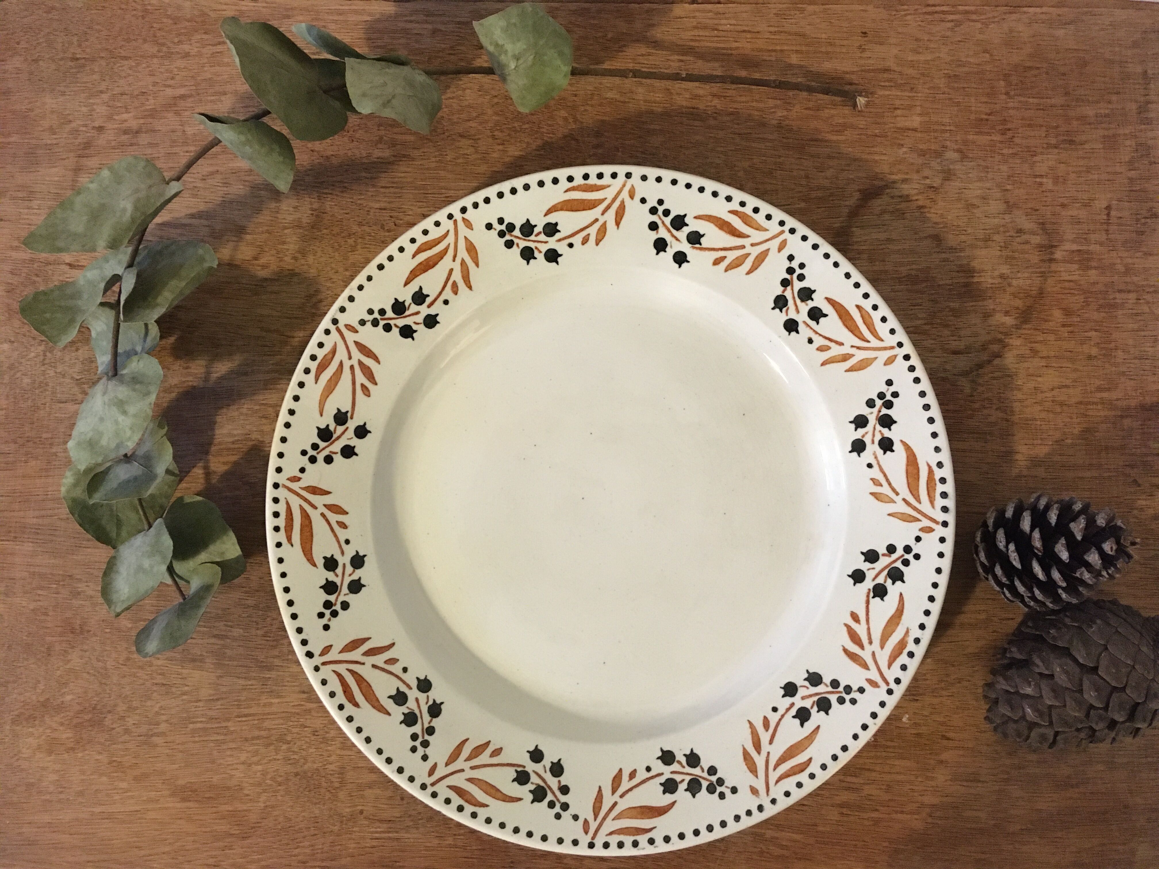 Gien's opaque porcelain round dish