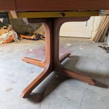 Baumann extendable round table