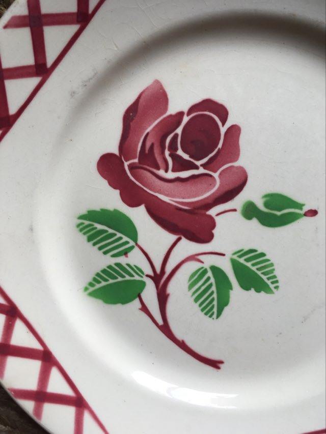 Old flat plates in red and green