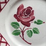 Old flat plates in red and green