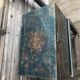 Coffre en bois incrustation métal sur socle