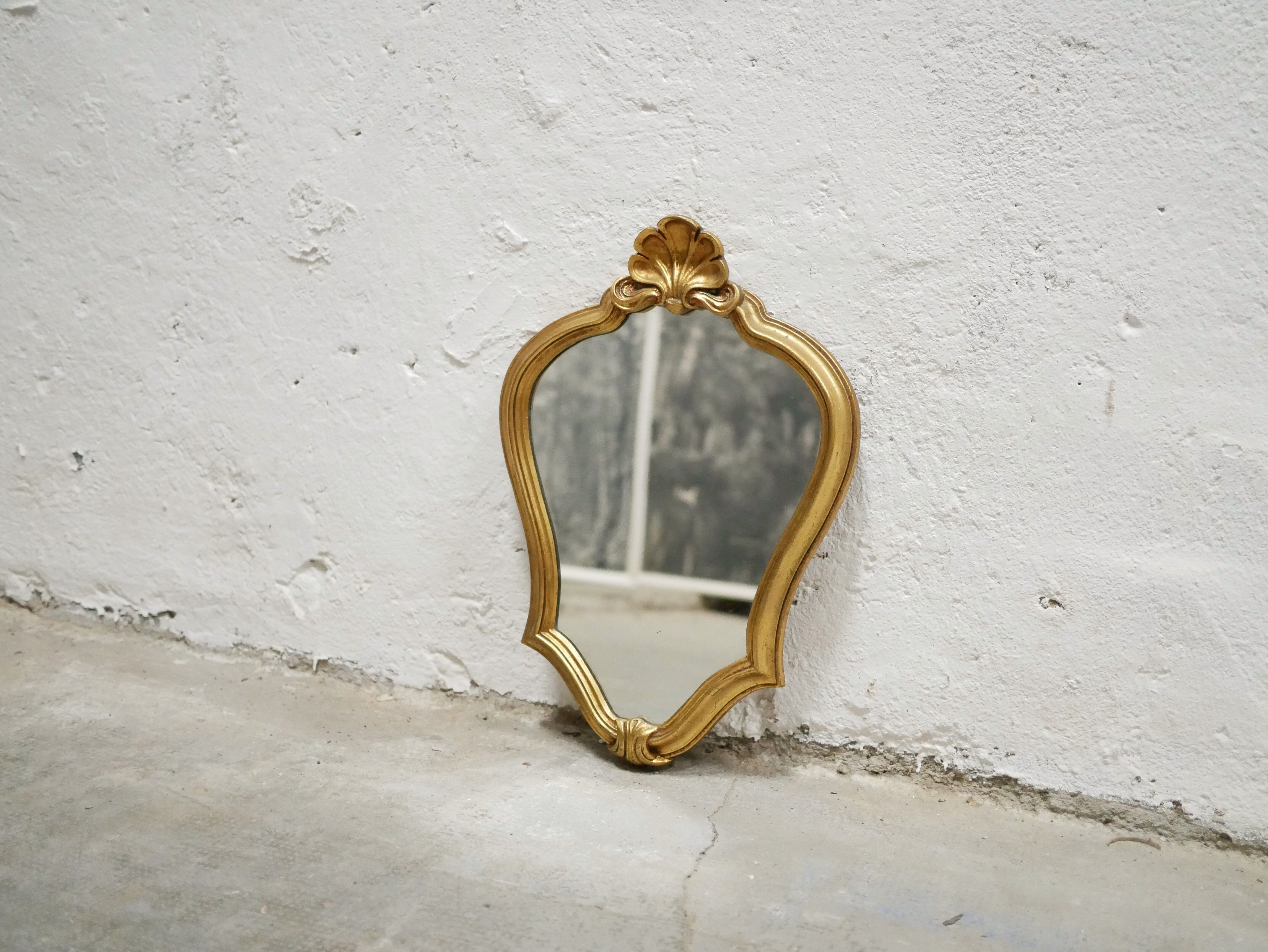 Miroir vintage de style baroque en bois doré