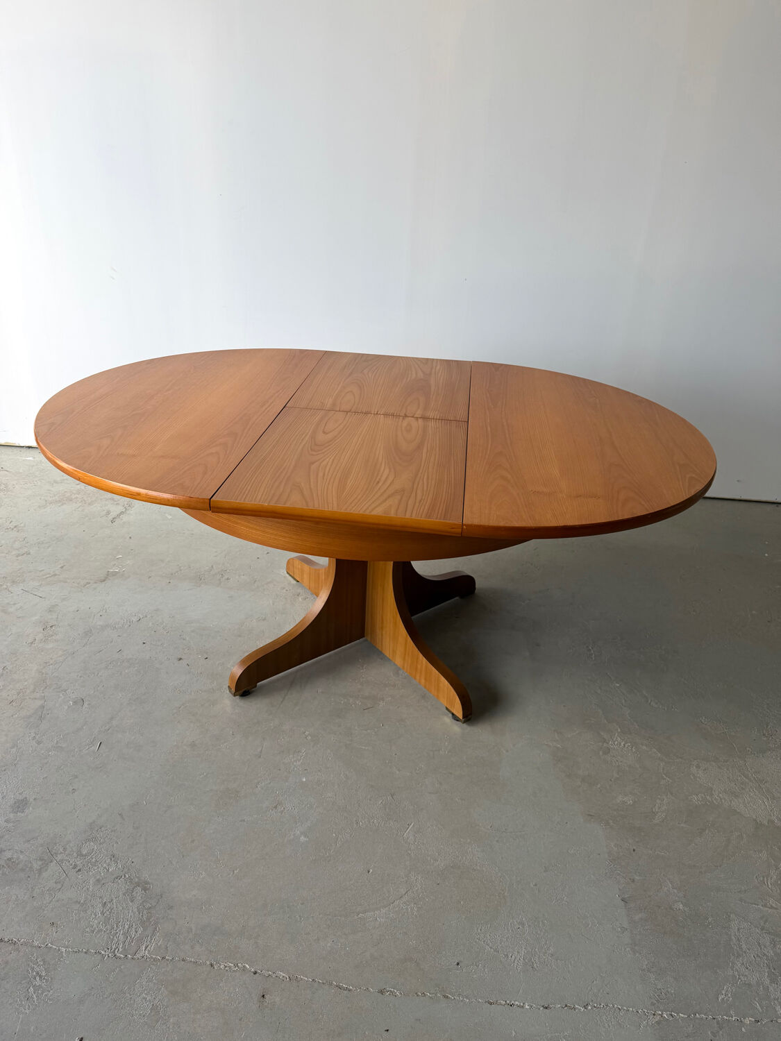 Table à manger extensible ronde à piètement en croix