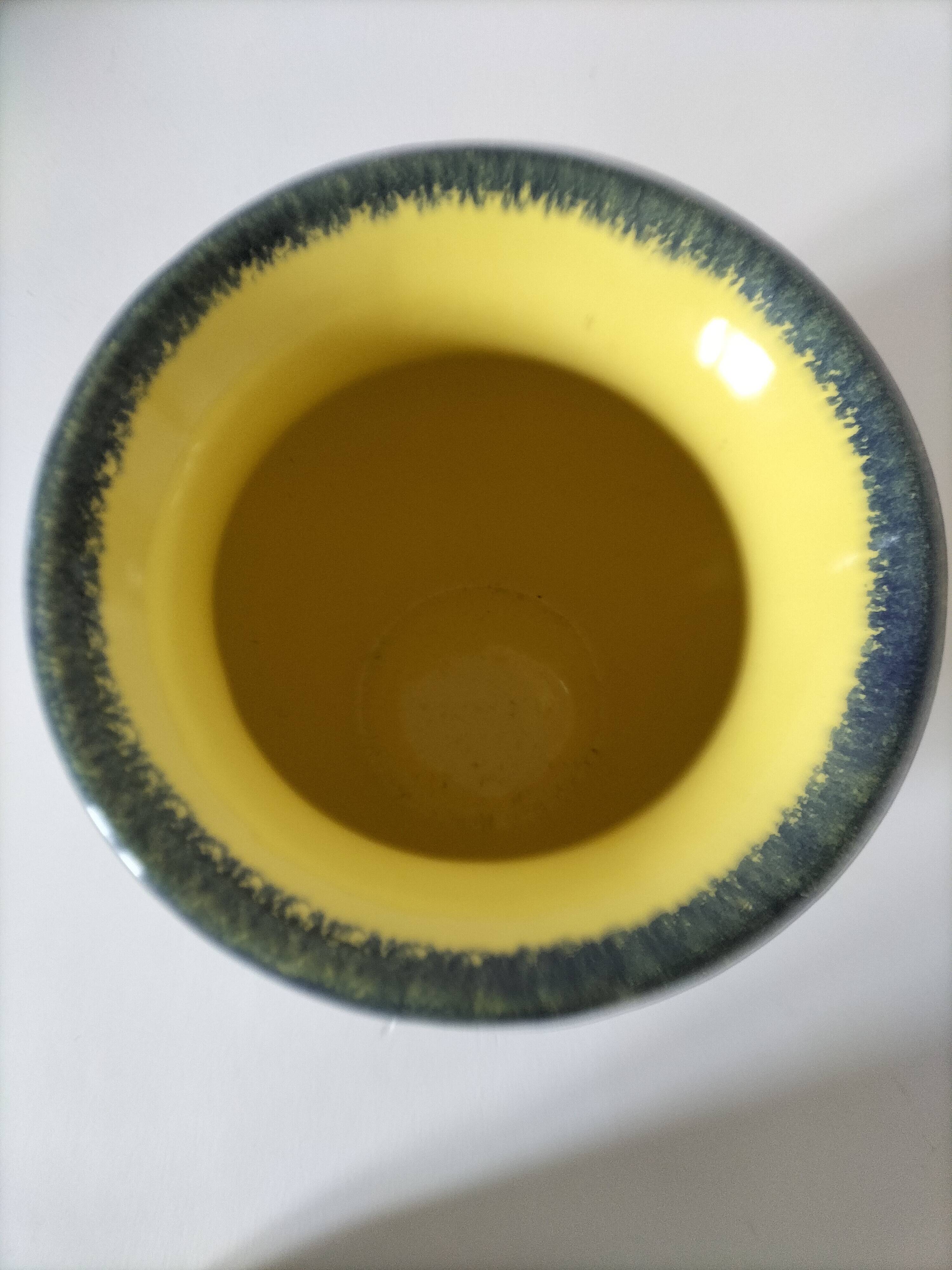 Quimper Henriot Vase – Rare mixed decoration (D.301 + monochrome) on a yellow background
