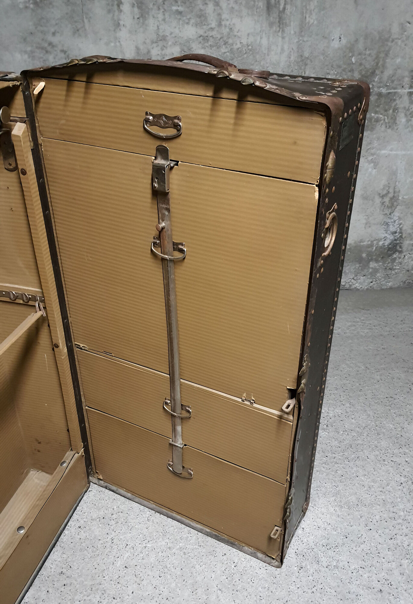 Large travel trunk of the brand Victor Wardrobe Luggage 1920