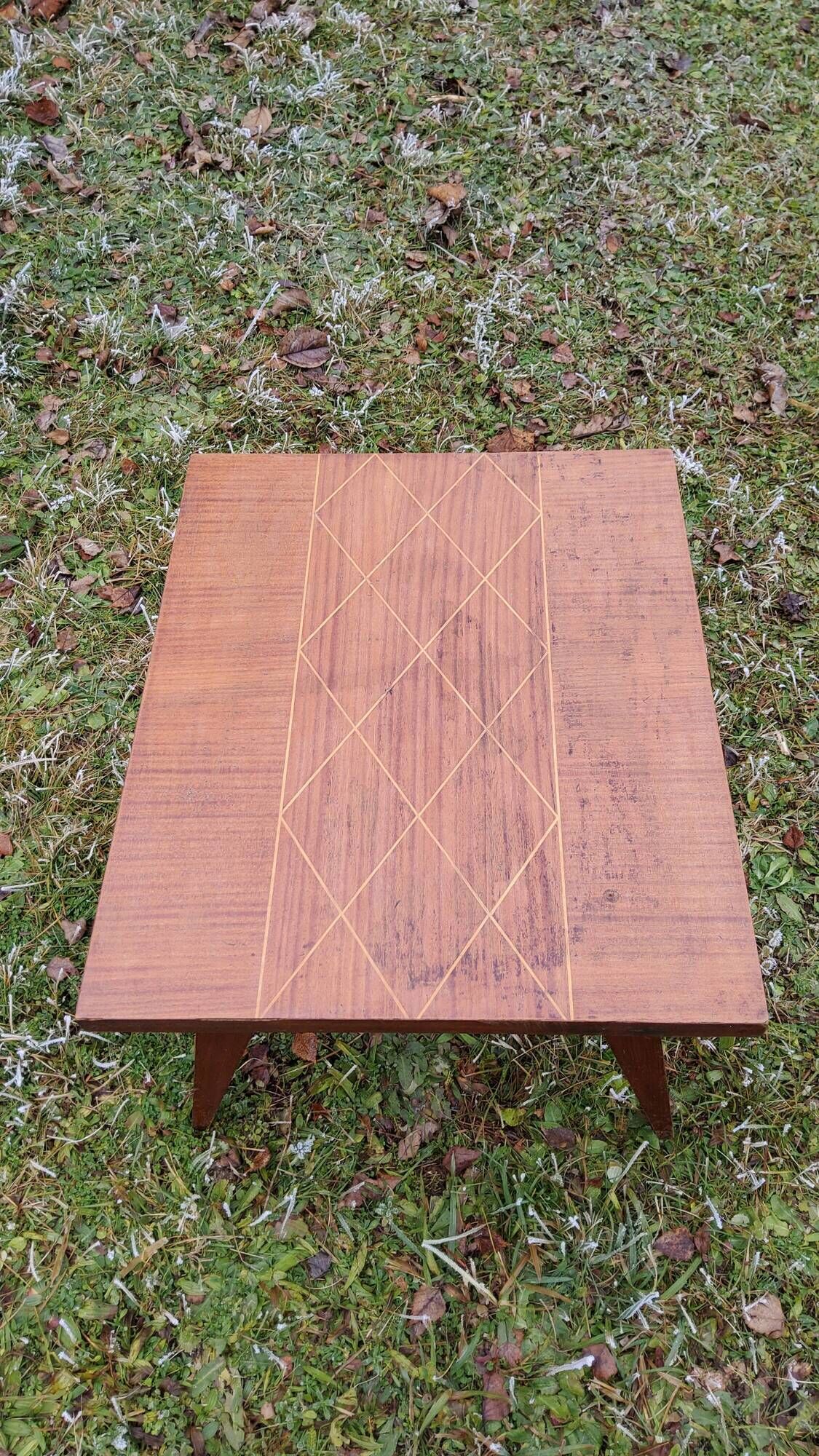 Coffee table of the 50s in blond mahogany inlaid compass feet
