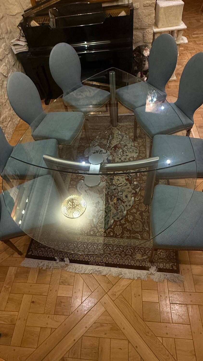 Table ghibli en verre avec 8 chaises parisiennes pieds sabrés roche bobois