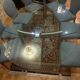 Table ghibli en verre avec 8 chaises parisiennes pieds sabrés roche bobois