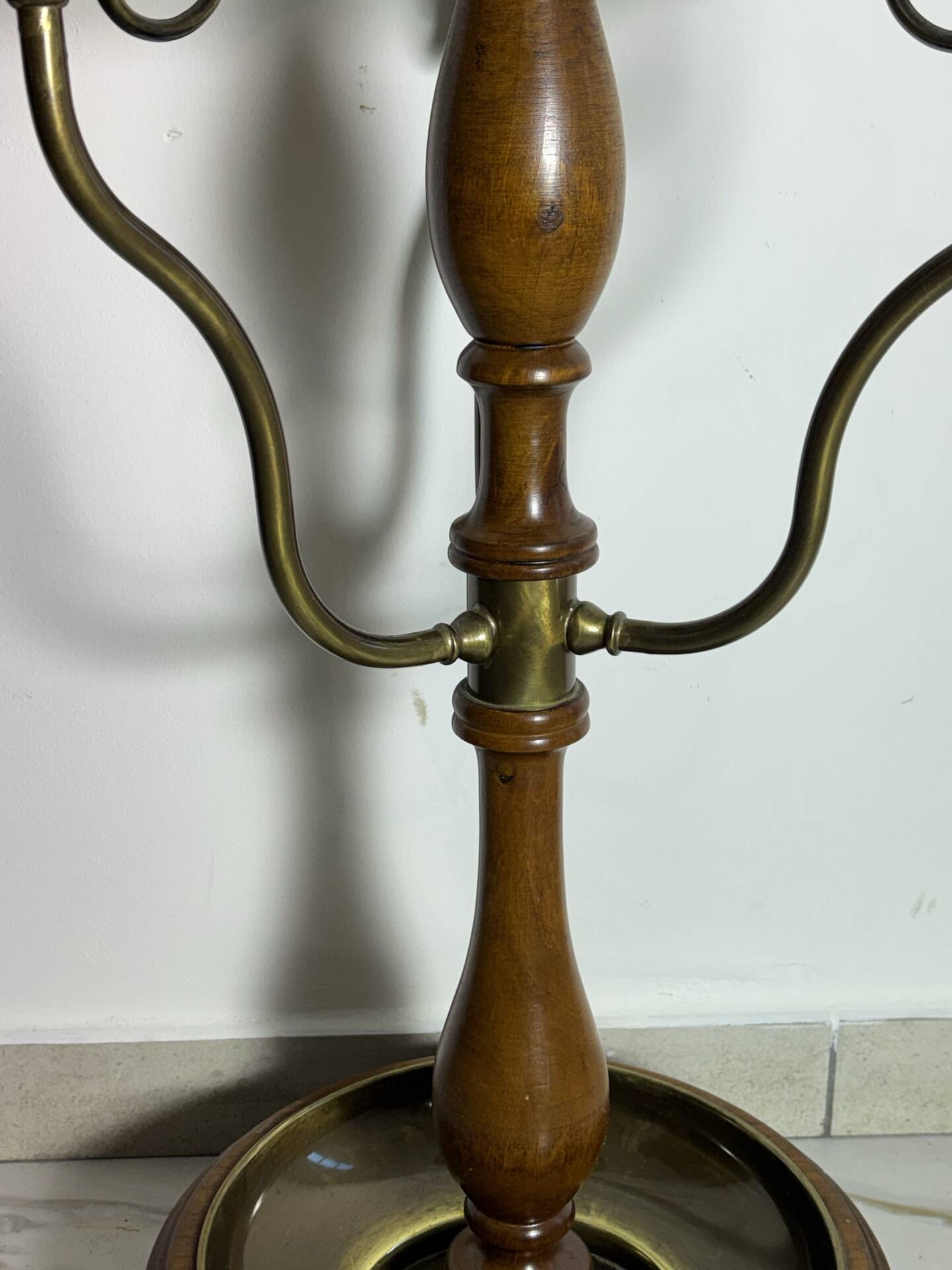 Umbrella stand and English-style wooden and brass canes, 20th century.