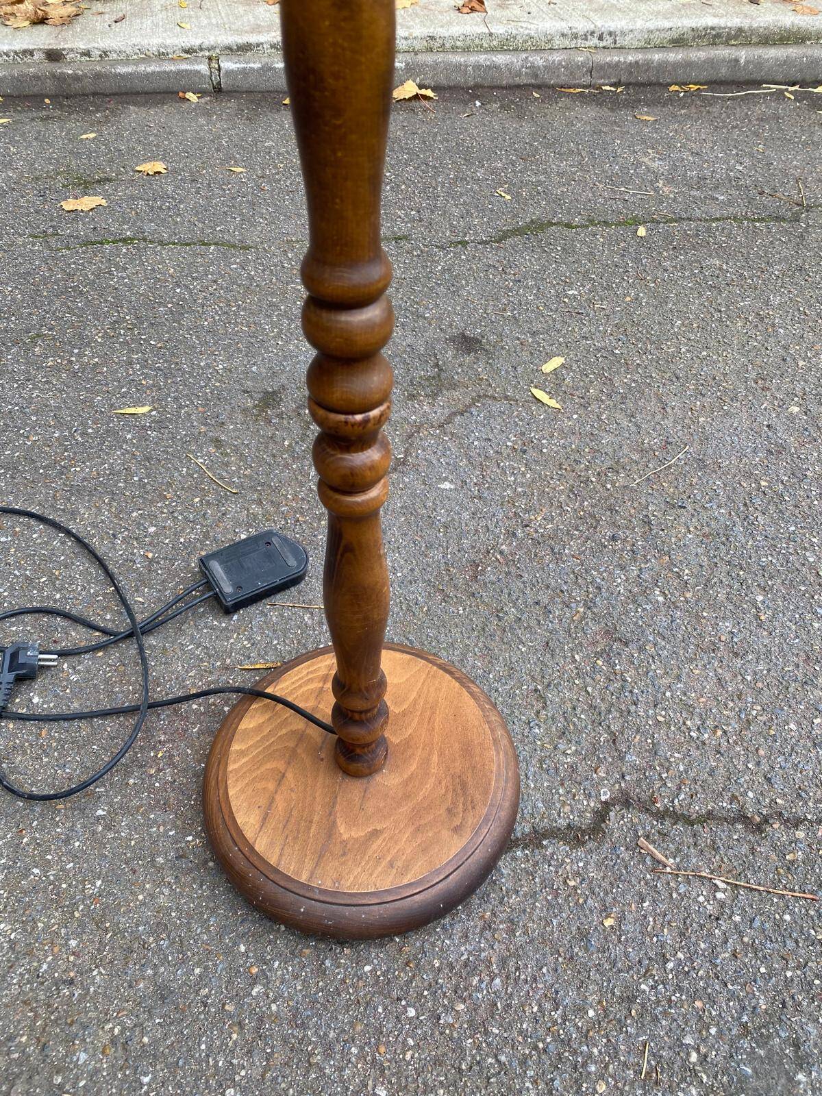 Lampadaire vintage italien Relco Milano en bois massif sculpté