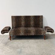 Sofa vintage en velours léopard / sofa mural avec accoudoirs rabattables, France.