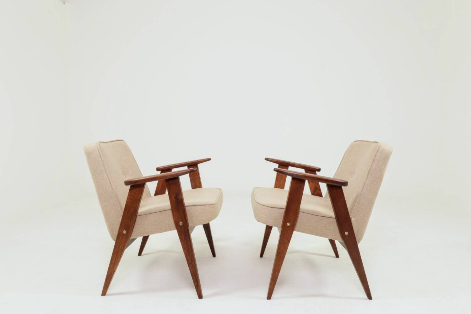 Mid-century modern armchair in camel wool with oak wood.