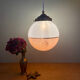 Suspension globe vintage en opaline blanche et rose