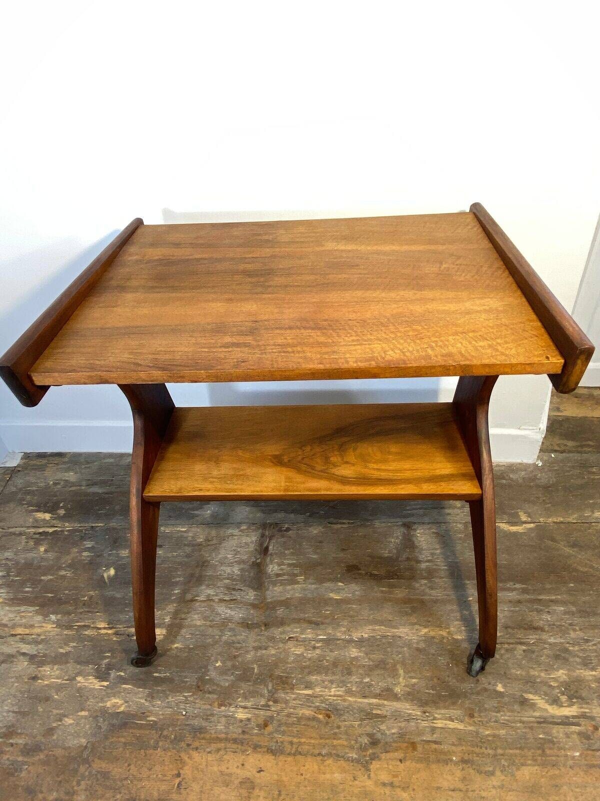 Table d'appoint sculpturale sur roulettes, bois massif, années 1950