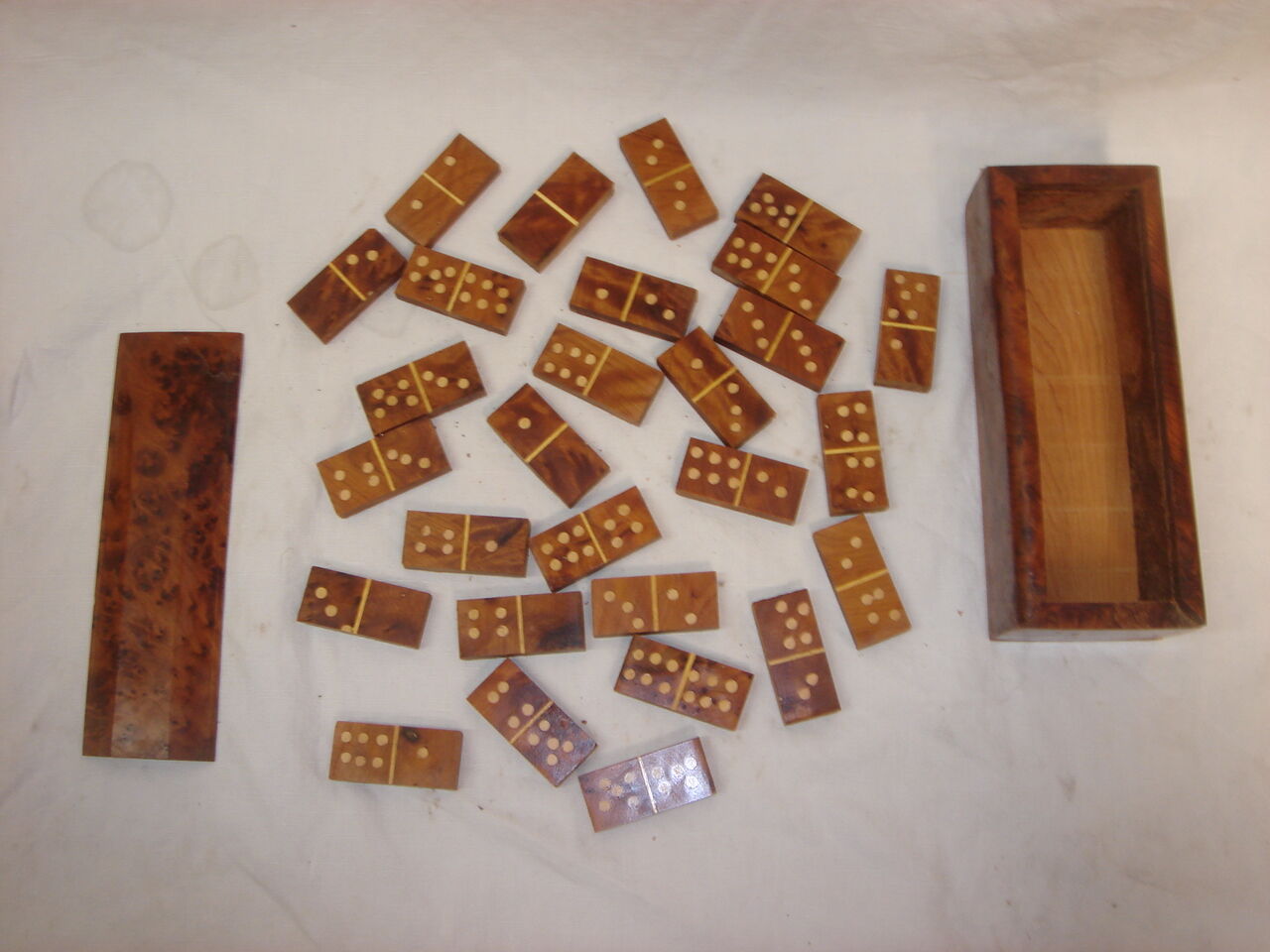 Jeu de domino bois de loupe début XXème