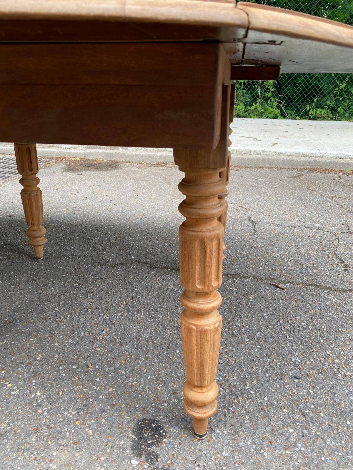 Louis Philippe round extendable dining table refurbished 215cm