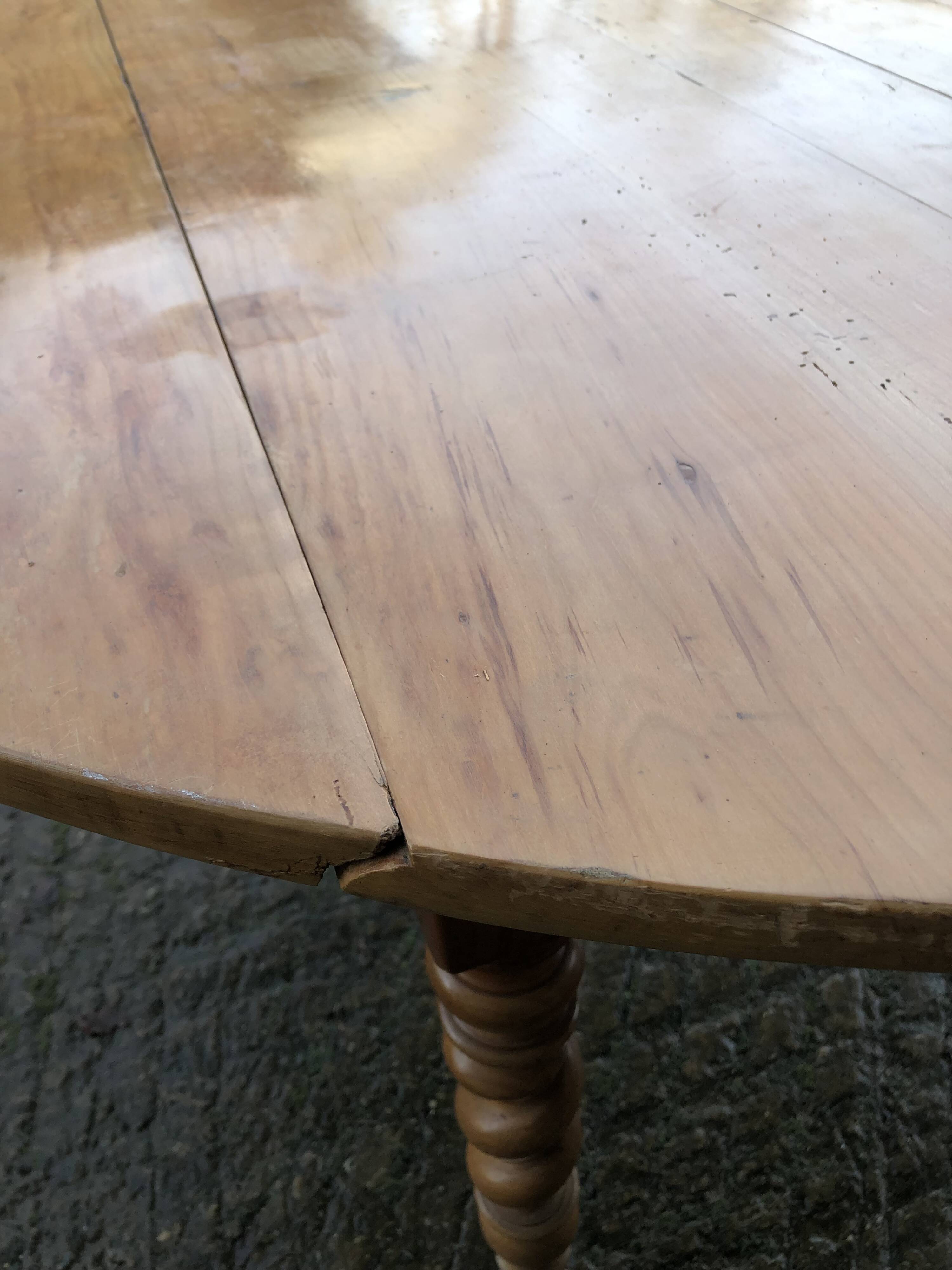 Round table in solid cherry wood, extendable with twisted legs, Louis Philippe style.