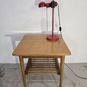 Table basse en bois des années 70 avec étagère à lattes.