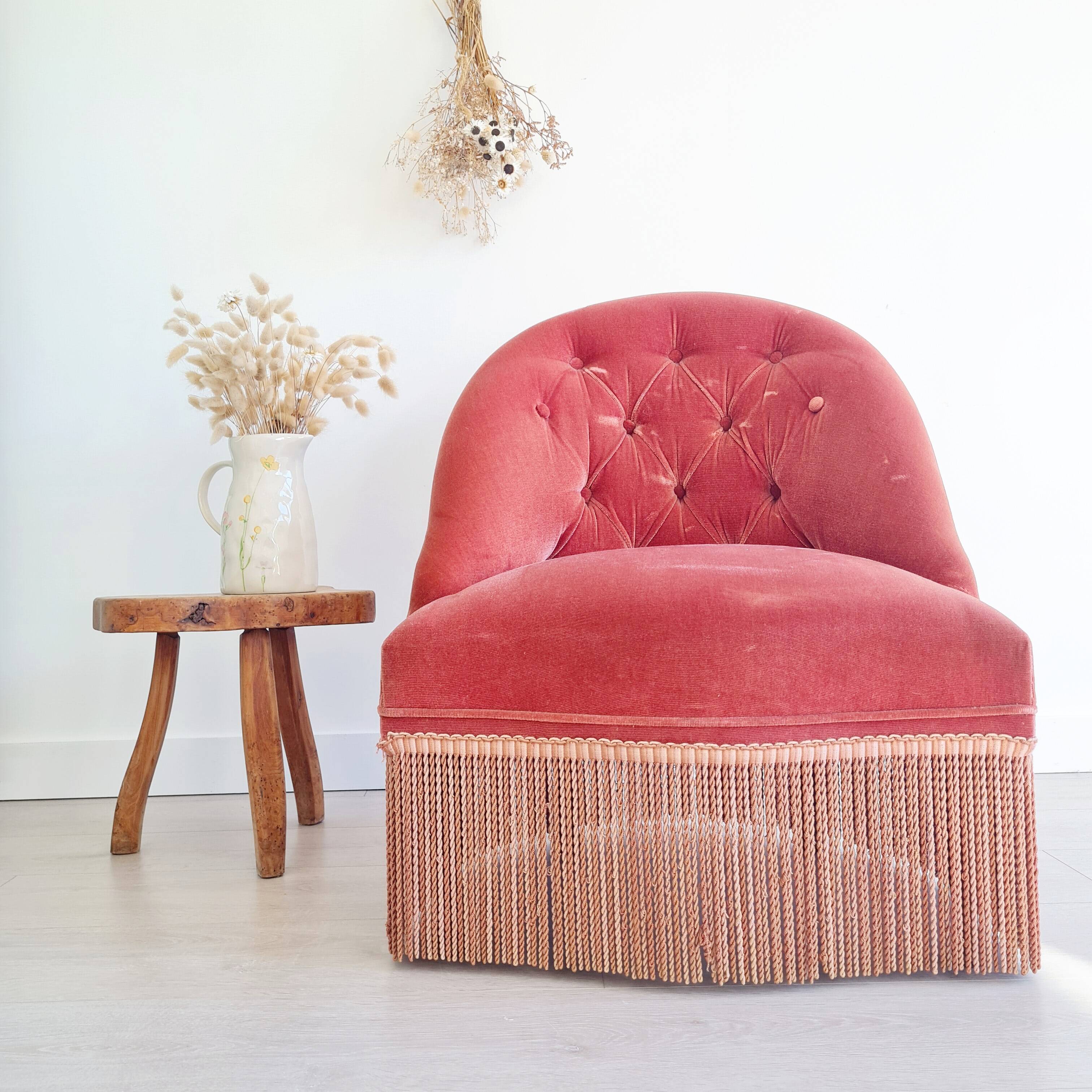 Fauteuil crapaud rose capitonné avec franges