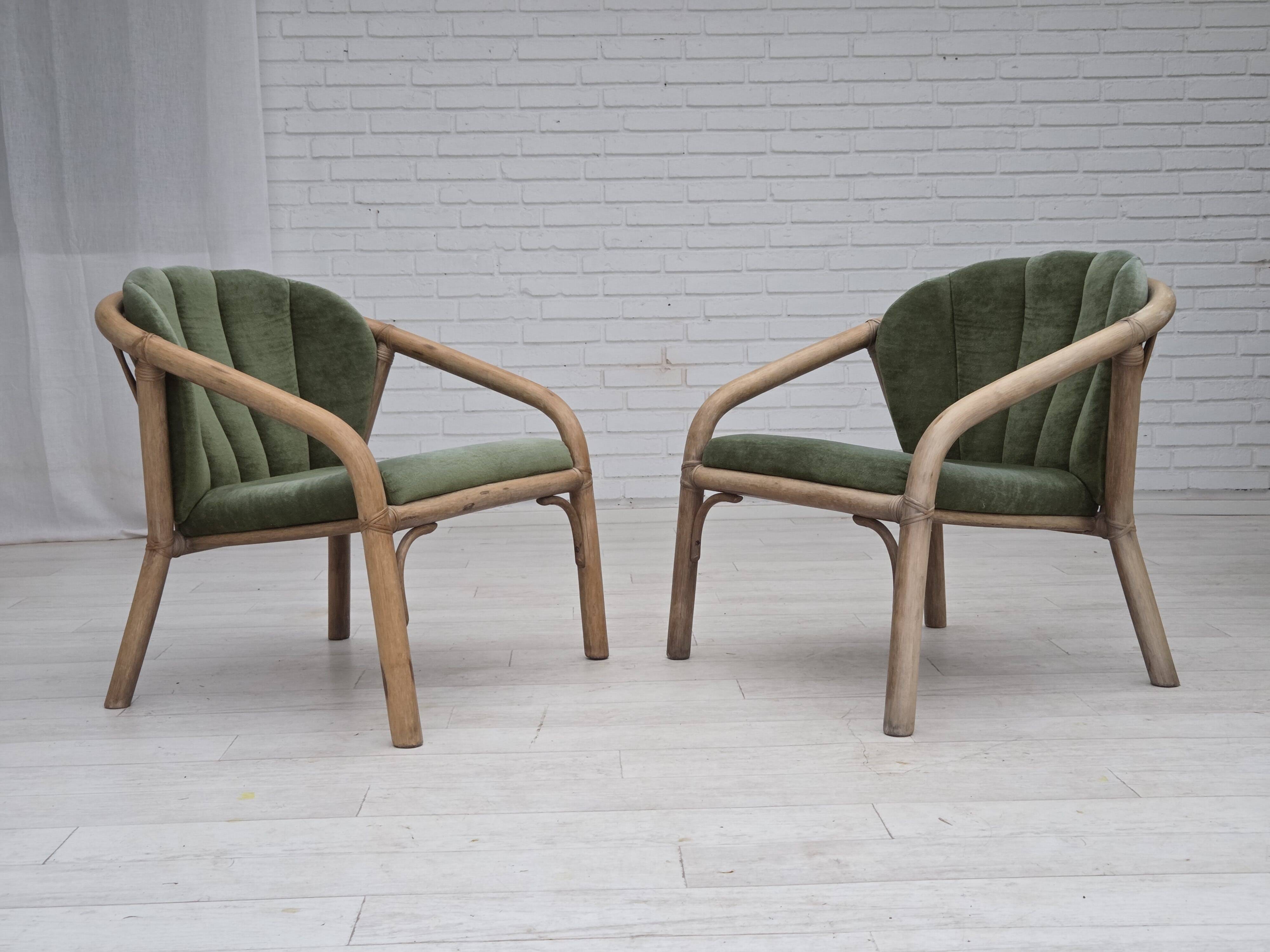 Années 1970, paire de fauteuils lounge scandinaves, mobilier en velours et rotin