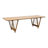 Table basse des années 50, noyer, pieds en V, restaurée