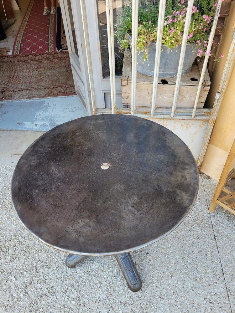 Round garden table