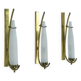 Suite de trois appliques en laiton et verre opalin triplex. Italie années 1950