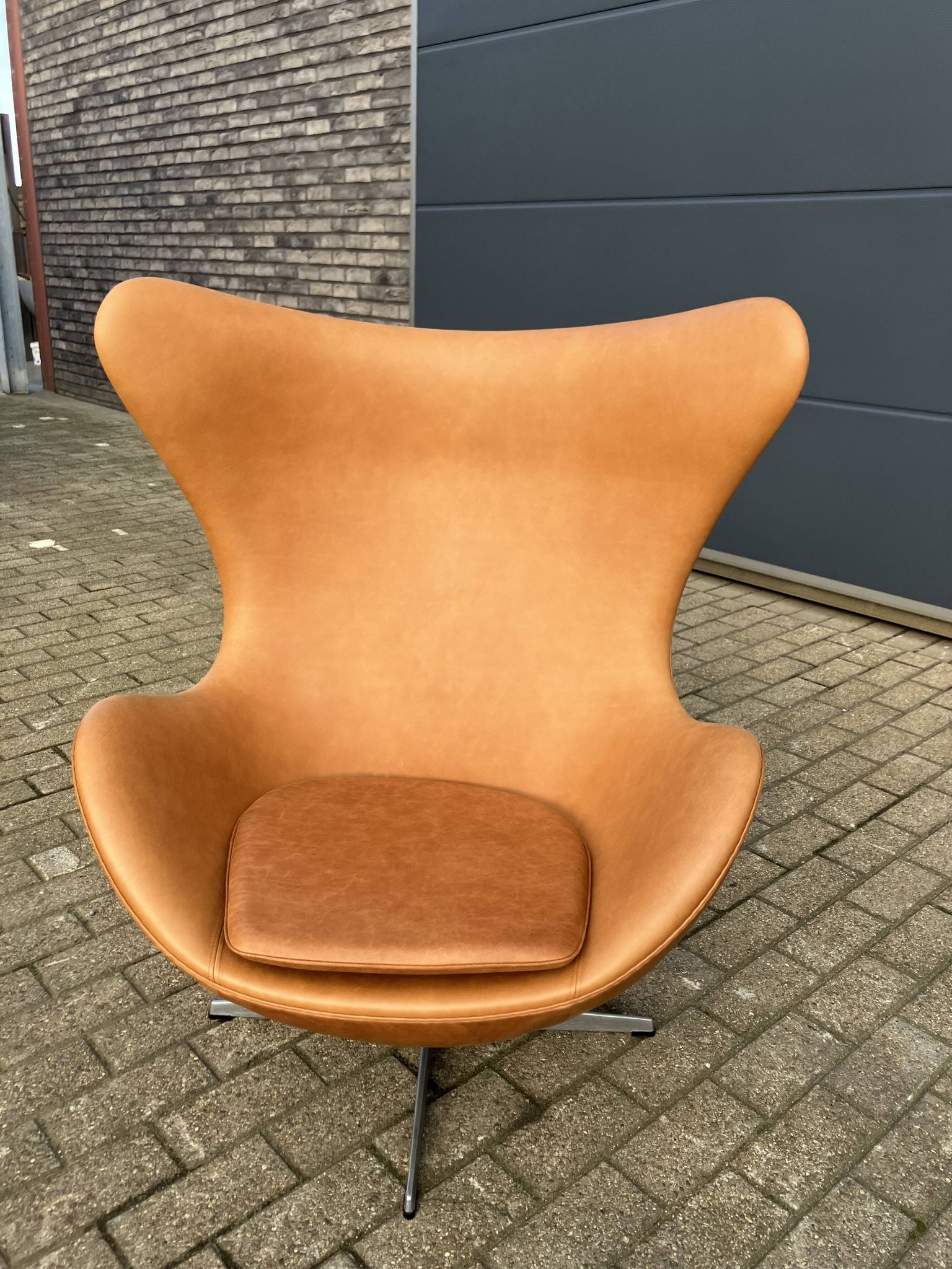 Original Fritz Hansen Egg chair from 1983 in perfect condition, new!! Rustic Cognac Camel Leather