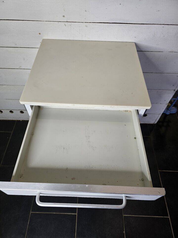 Meuble de dentiste en fer