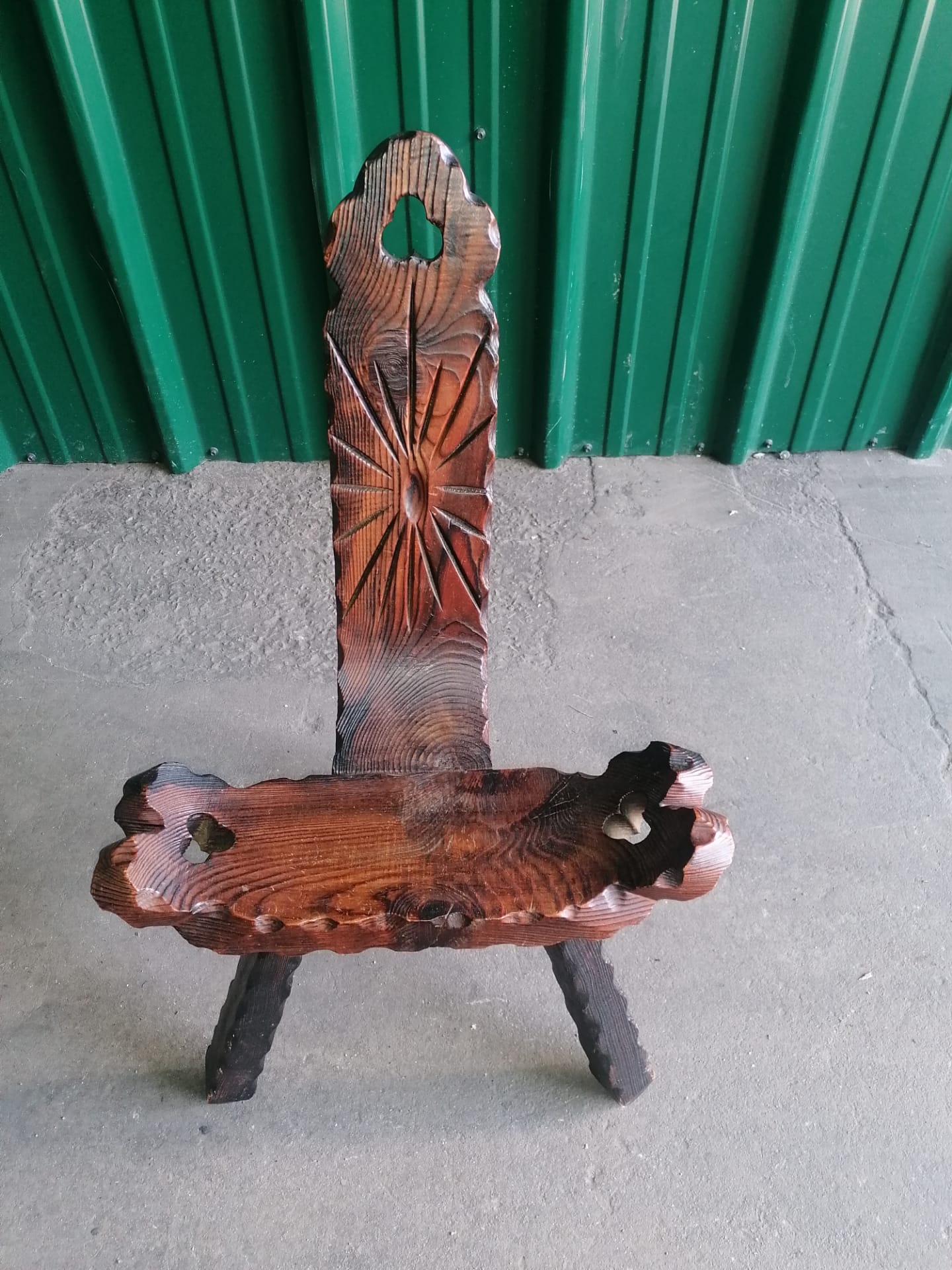 Chaise de montagne tripode en bois sculpté 1950