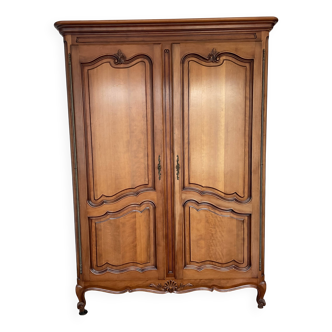 Armoire de style Louis XV en merisier massif