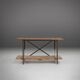 Table d'appoint industrielle avec cadre en métal et plateau en bois et plateforme amovible.