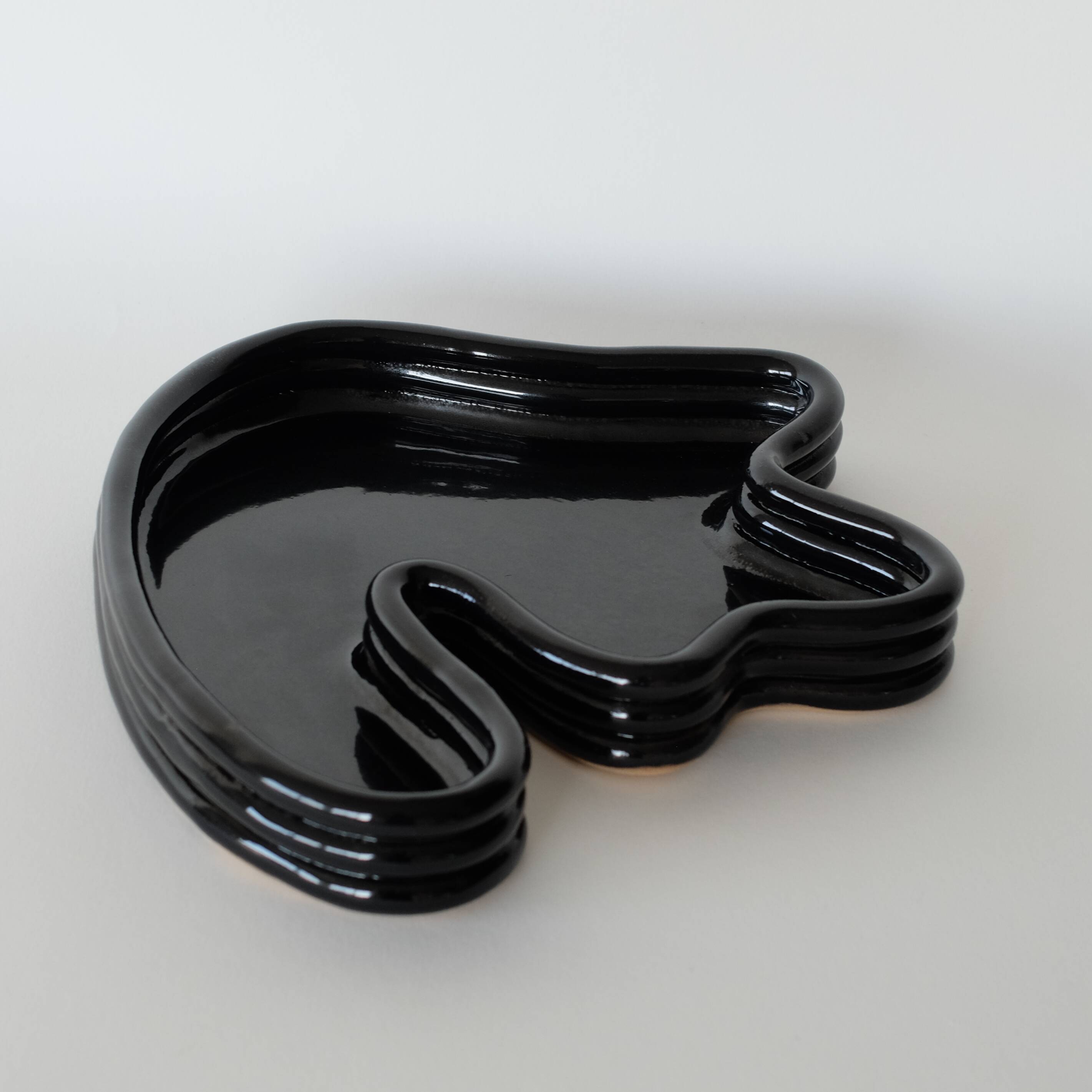 Lali black vinyl centerpiece