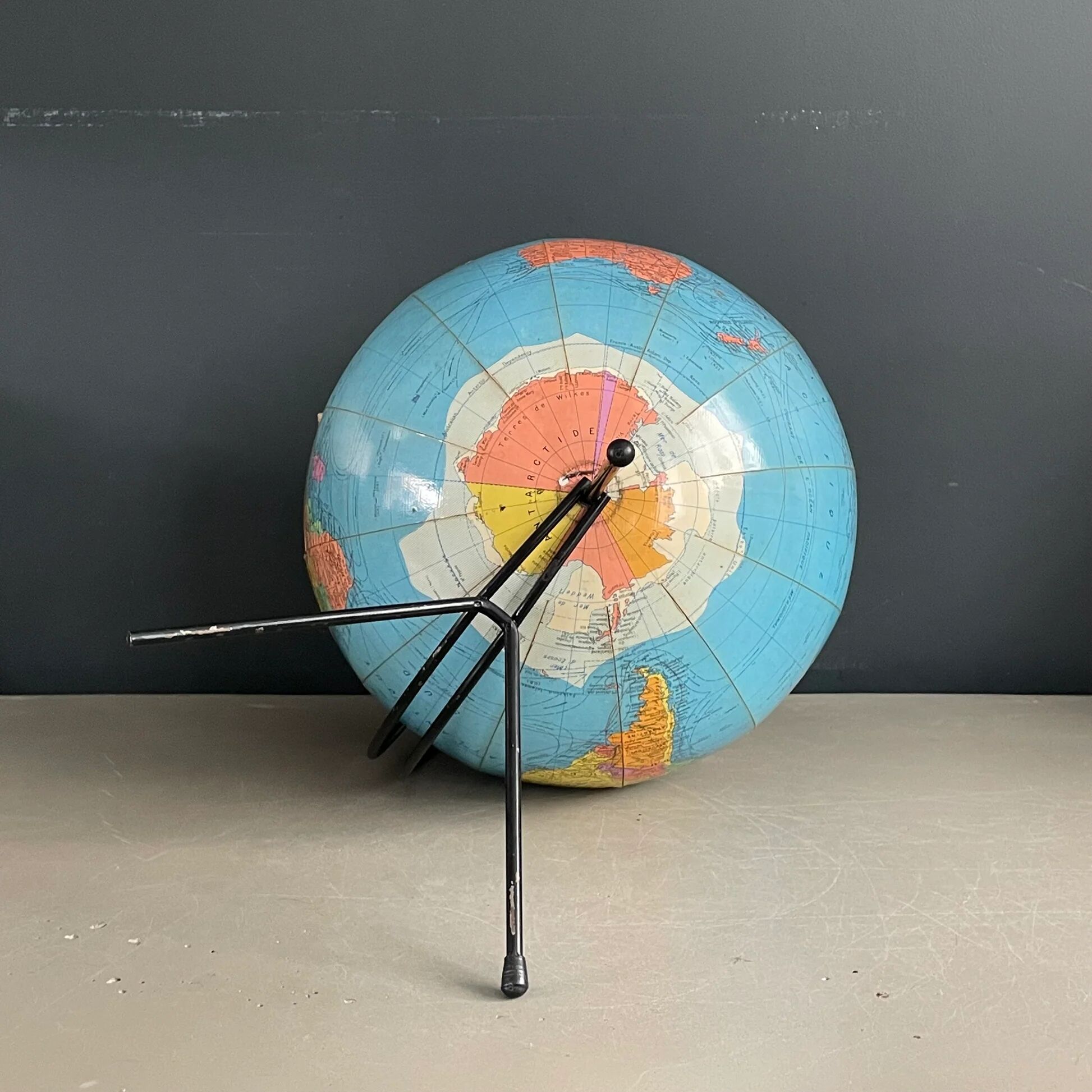 Vintage terrestrial globe Girard and Barrère - 1950s-60s - string base - Ref 1153