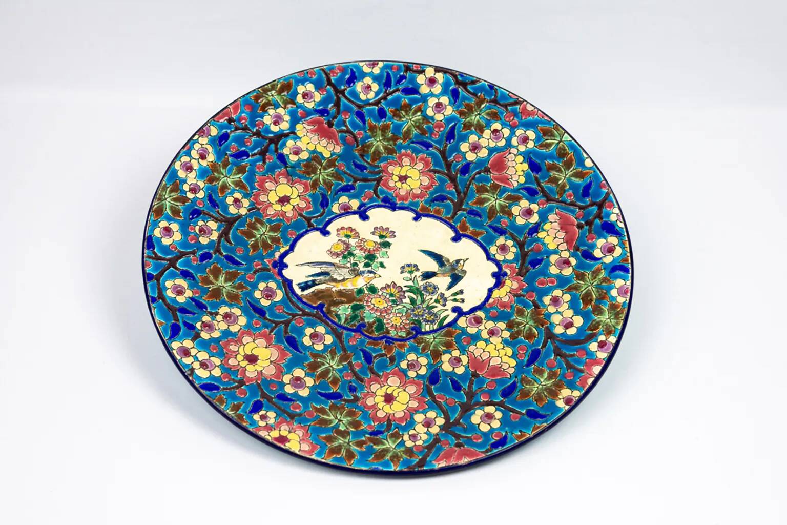 Plat en émaux de Longwy – Décor d’oiseaux et fleurs polychromes – 1950